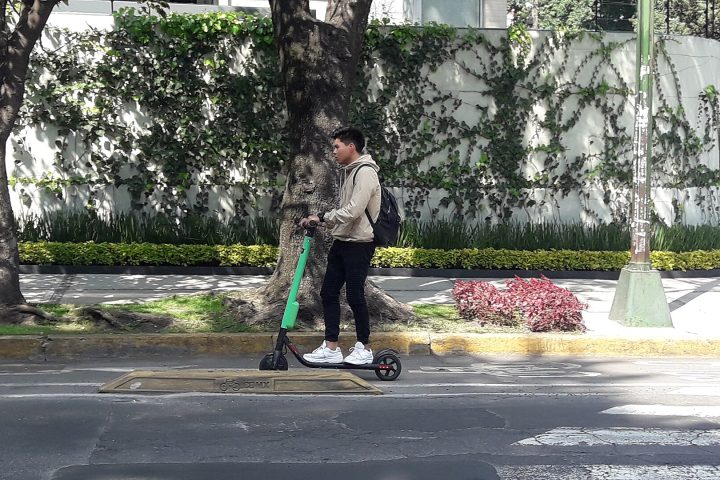 Condutor de patinete elétrico na cidade