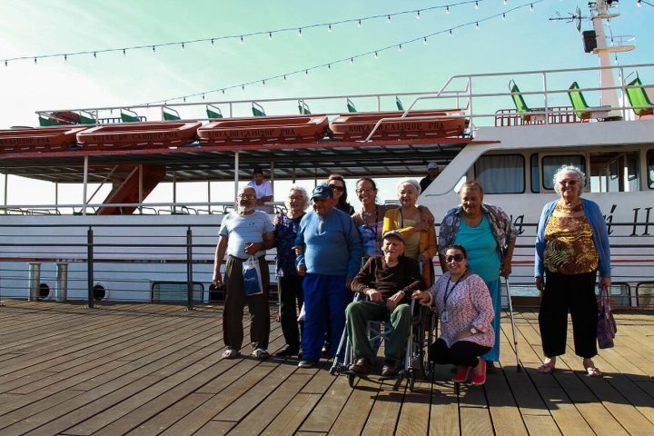 Grupo de turistas idosos em passeio