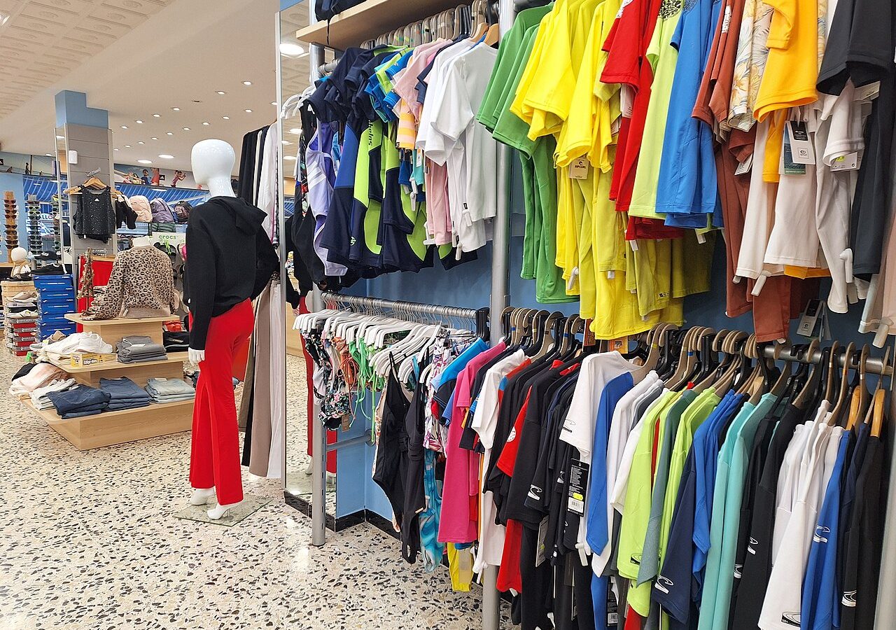 Interior de loja de varejo de roupas