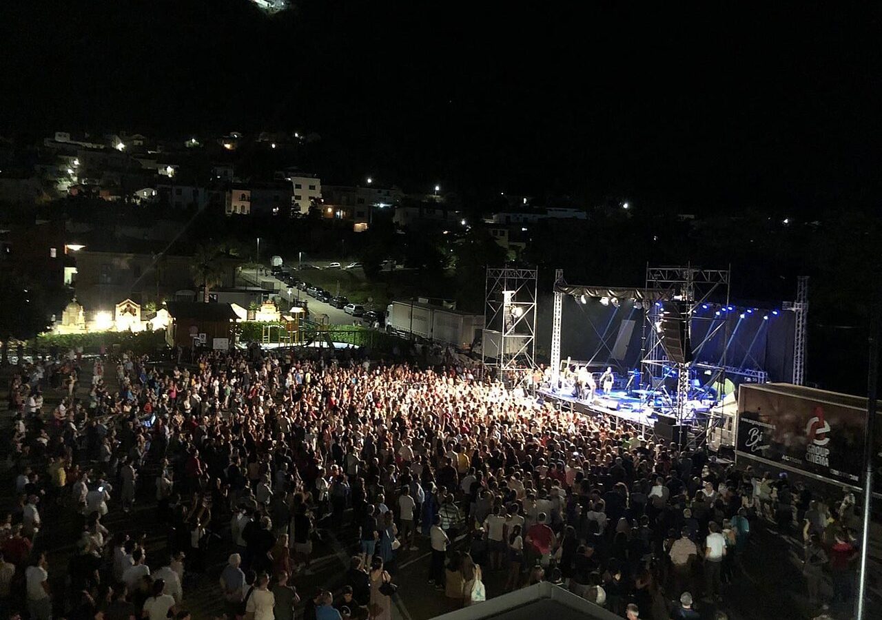 Público em show ao ar livre à noite