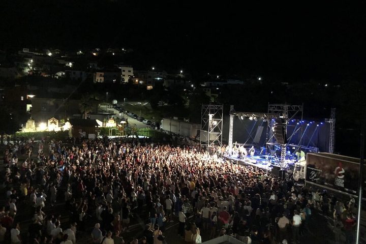 Público em show ao ar livre à noite