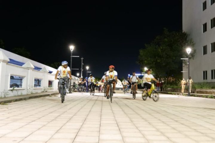 Grupo de ciclistas em pedalada noturna