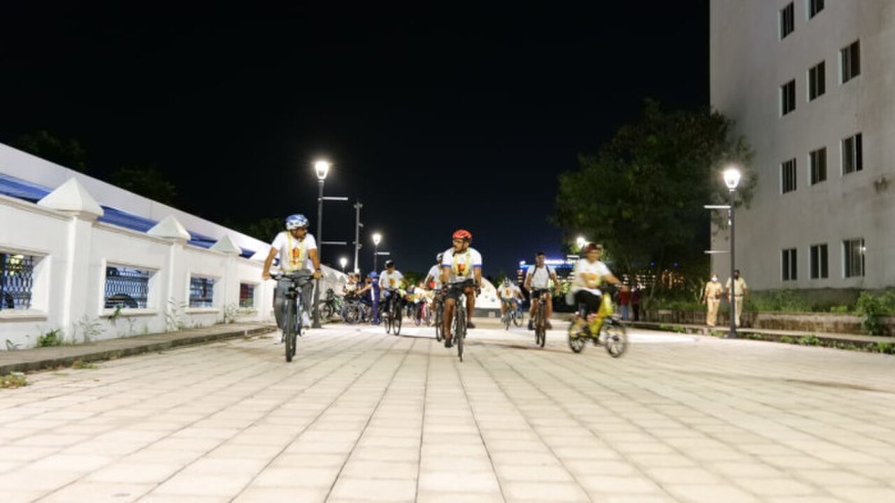 Grupo de ciclistas em pedalada noturna