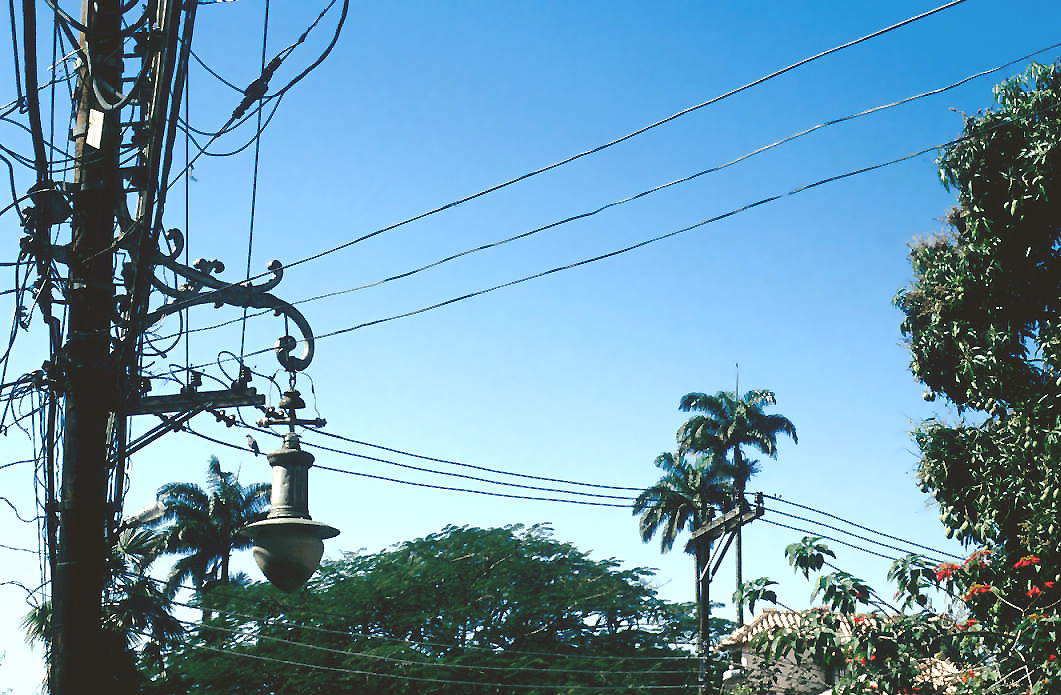 Emaranhado de cabos de energia e telefonia em postes de rua