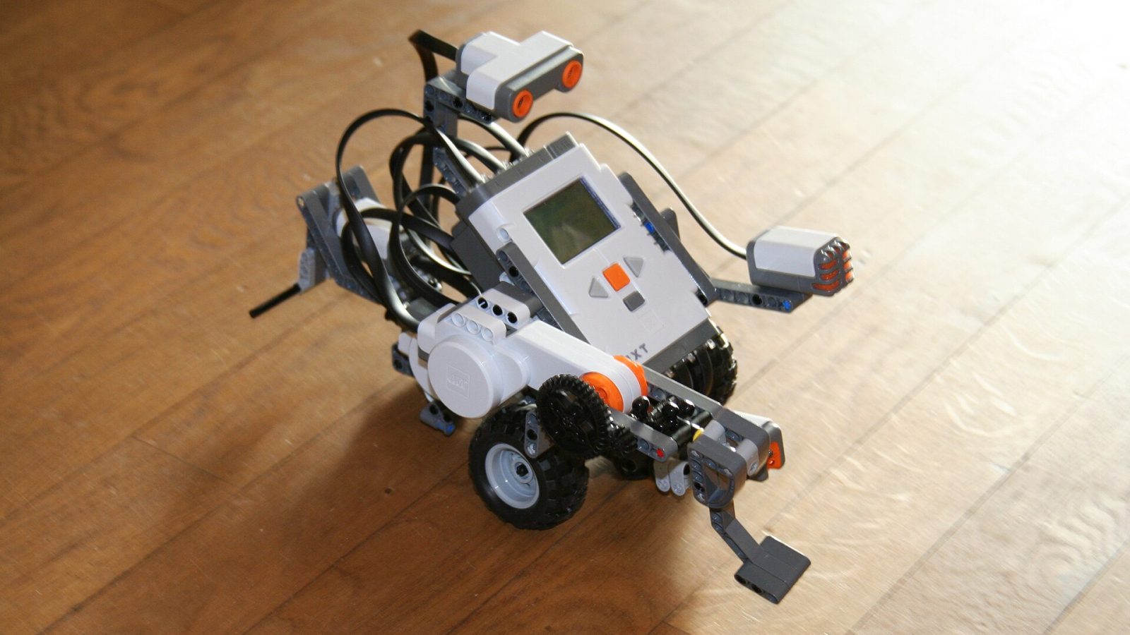 Robô montado com kit Lego Mindstorms