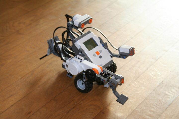 Robô montado com kit Lego Mindstorms
