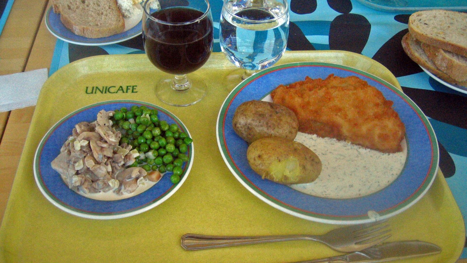 Refeição de merenda escolar em bandeja