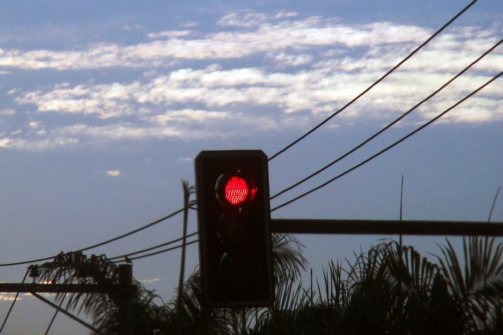 Semáforo em via urbana