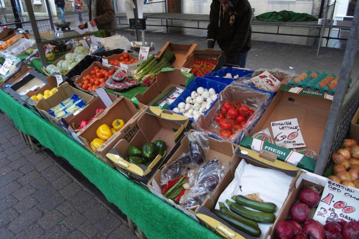 Banca de hortifruti em feira