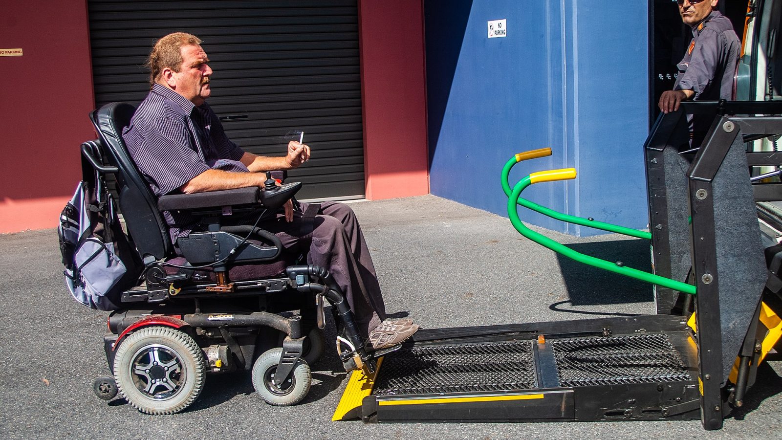 Veículo adaptado com acesso para cadeirante