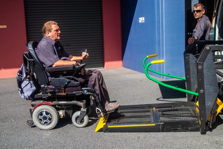 Veículo adaptado com acesso para cadeirante