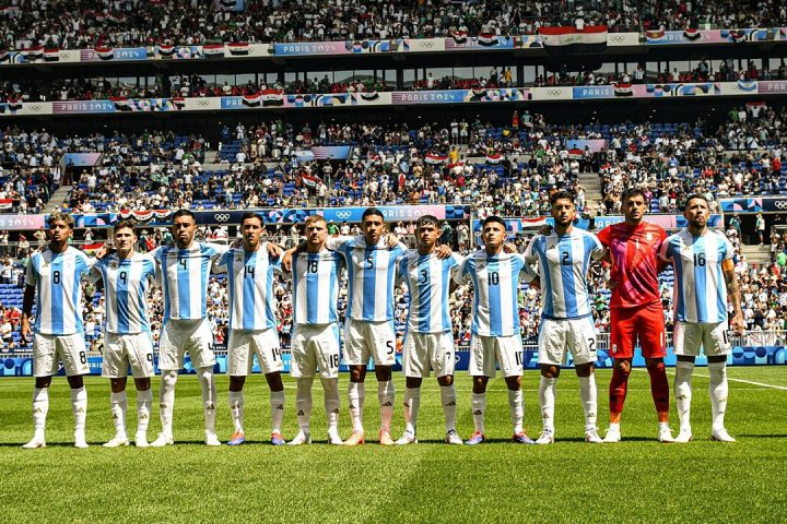 Jogadores da seleção argentina perfilados no gramado antes de uma partida