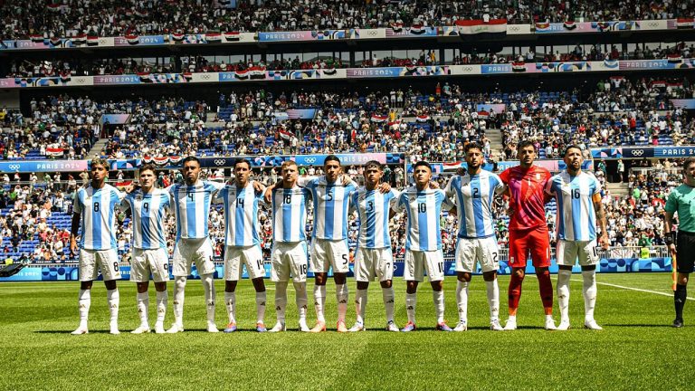 Jogadores da seleção argentina perfilados no gramado antes de uma partida