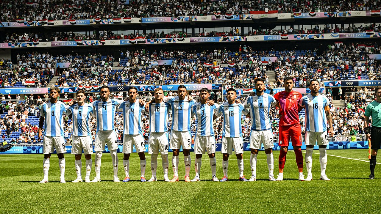 Jogadores da seleção argentina perfilados no gramado antes de uma partida