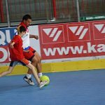 Jogadores disputam bola em partida de futsal