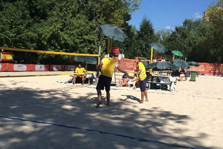 Partida de beach tennis em quadra de areia