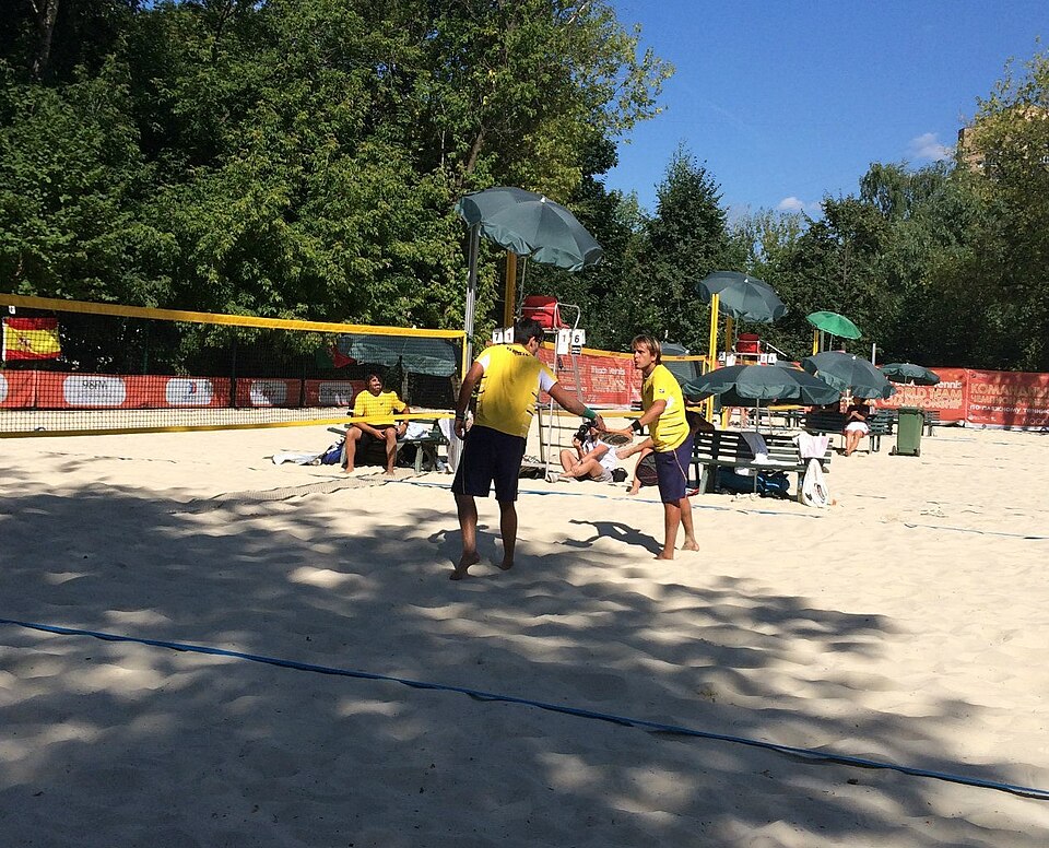 Partida de beach tennis em quadra de areia