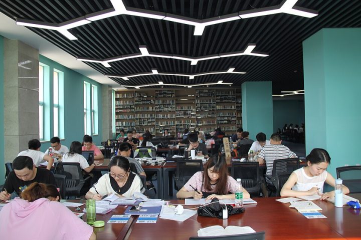 Estudantes em biblioteca universitária