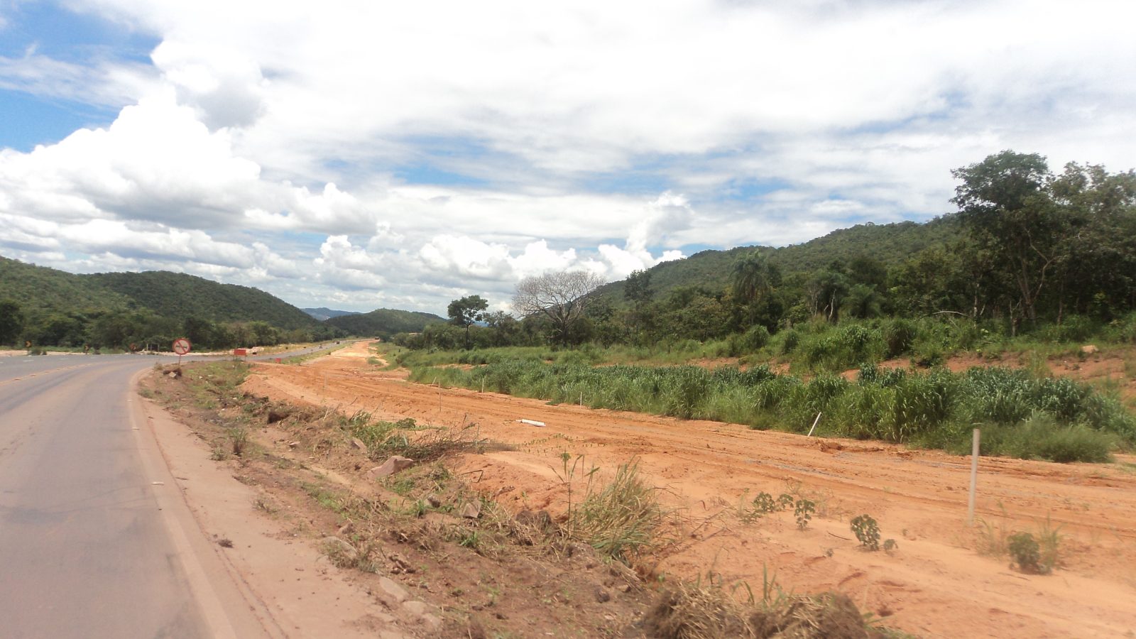 Trecho da BR-163 em Mato Grosso com obras de duplicação e terraplenagem ao lado da pista