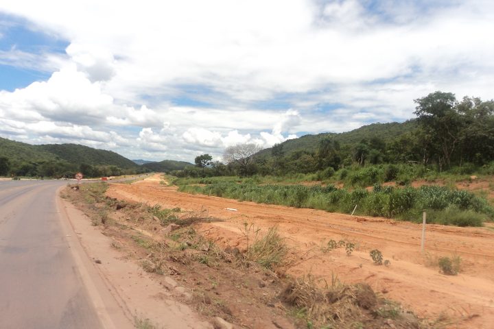 Trecho da BR-163 em Mato Grosso com obras de duplicação e terraplenagem ao lado da pista