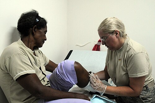 Profissional de saúde examinando a pele de paciente