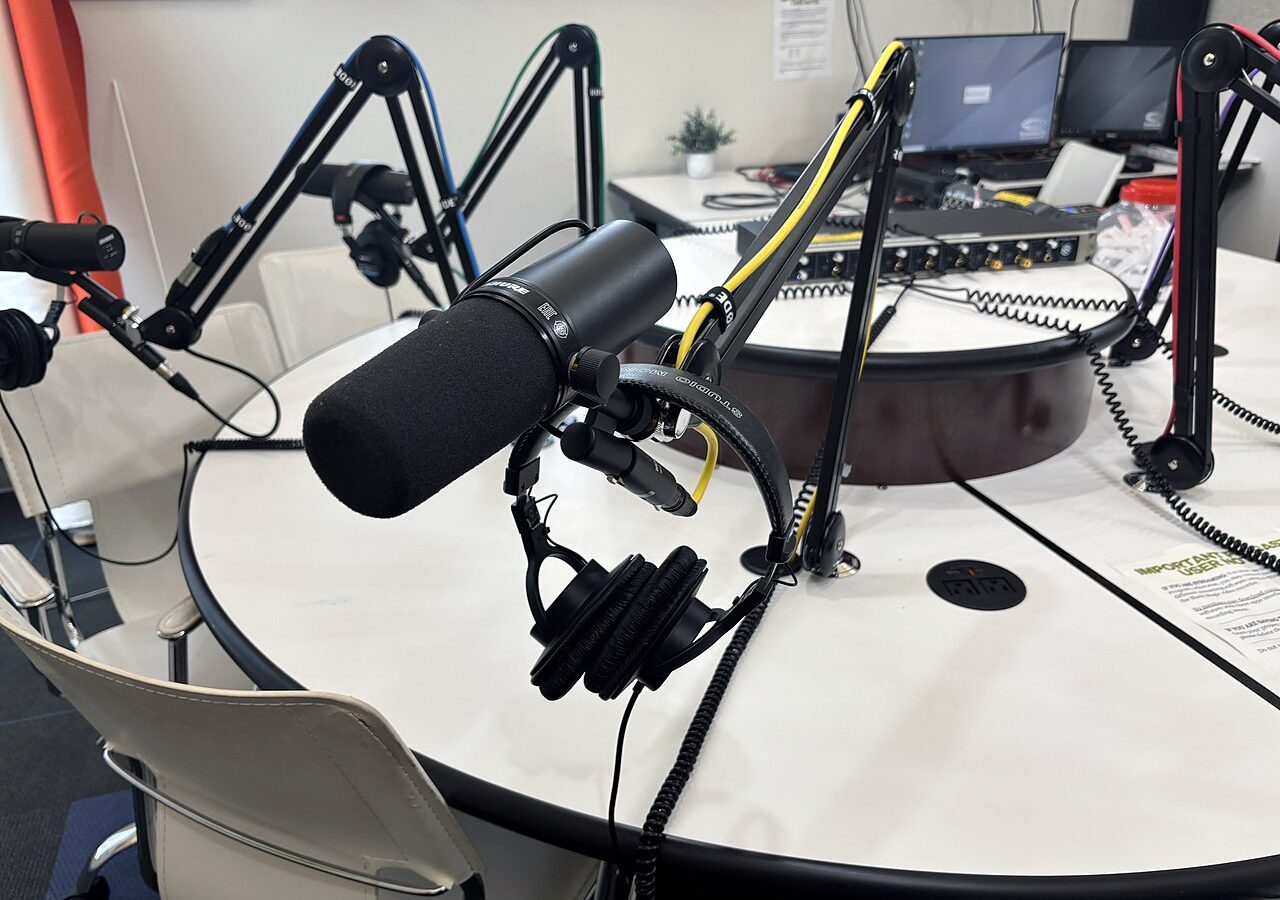 Microfones em estúdio de gravação de podcast