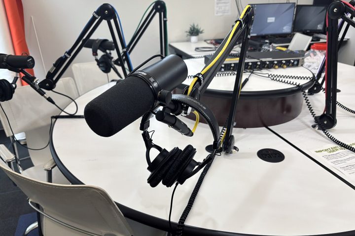 Microfones em estúdio de gravação de podcast