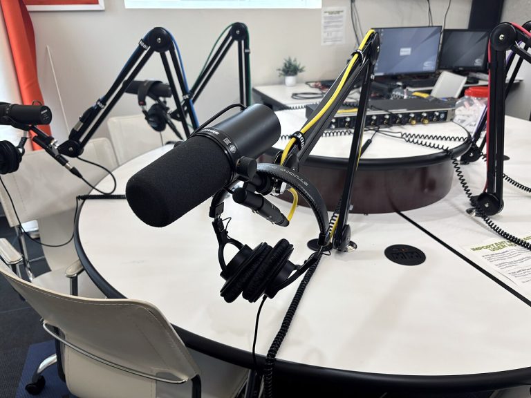 Microfones em estúdio de gravação de podcast