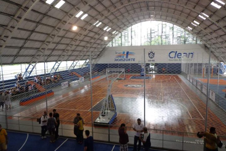 ginásio com quadra poliesportiva