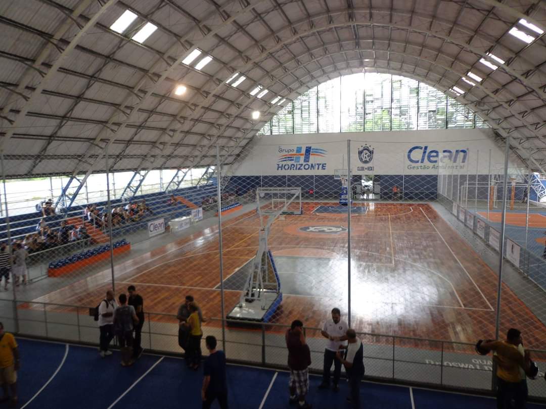 ginásio com quadra poliesportiva