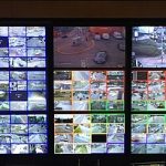 Parede de monitores de videomonitoramento em central de segurança