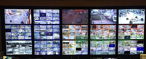 Parede de monitores de videomonitoramento em central de segurança