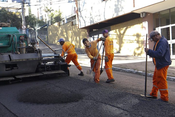 Manutenção viária em bairros de Várzea Grande