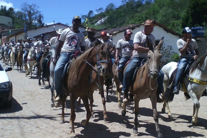 Grupo de cavaleiros em cavalgada