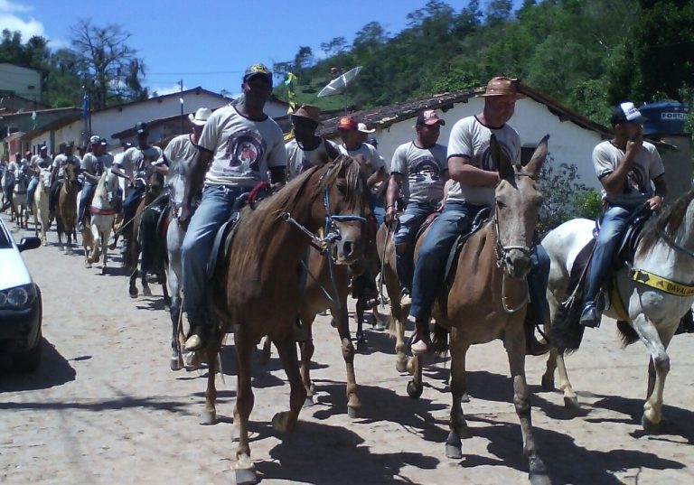 Grupo de cavaleiros em cavalgada