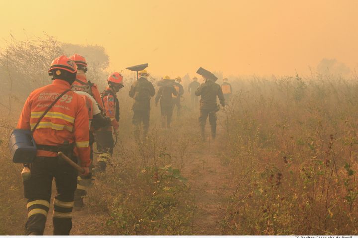 Militares combatem incêndio florestal no Pantanal