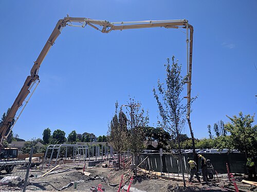 Trabalhadores concretando estrutura de ponte