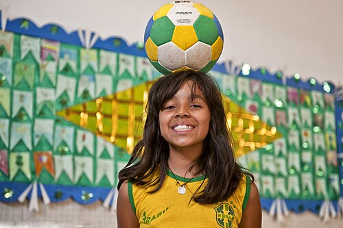 Menina sorrindo em atividade escolar