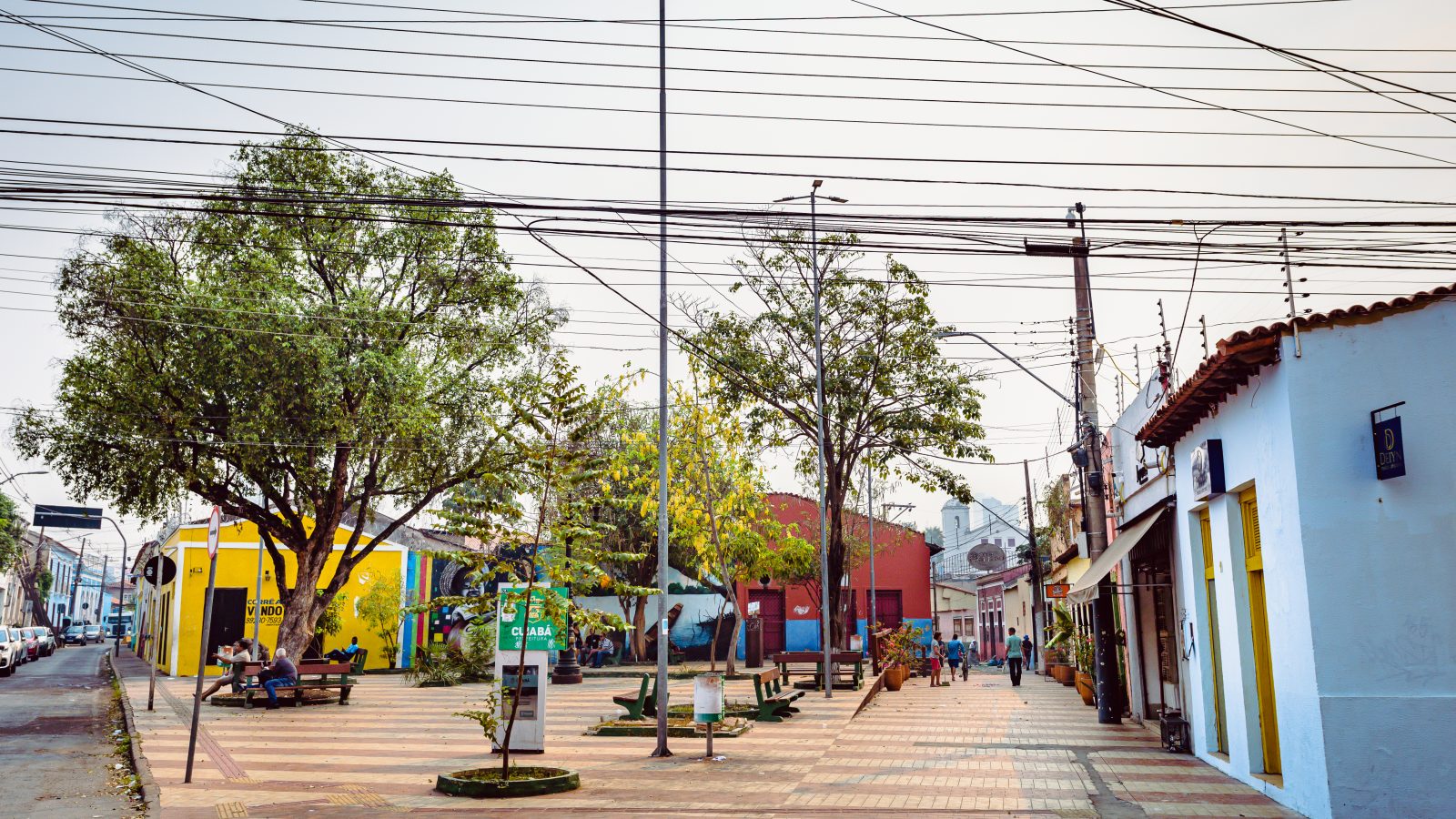 Praça arborizada no centro histórico de Cuiabá com casario colonial ao fundo