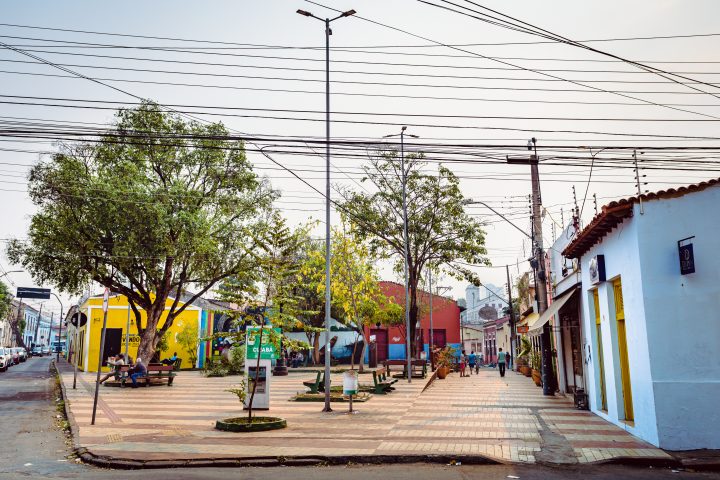 Praça arborizada no centro histórico de Cuiabá com casario colonial ao fundo