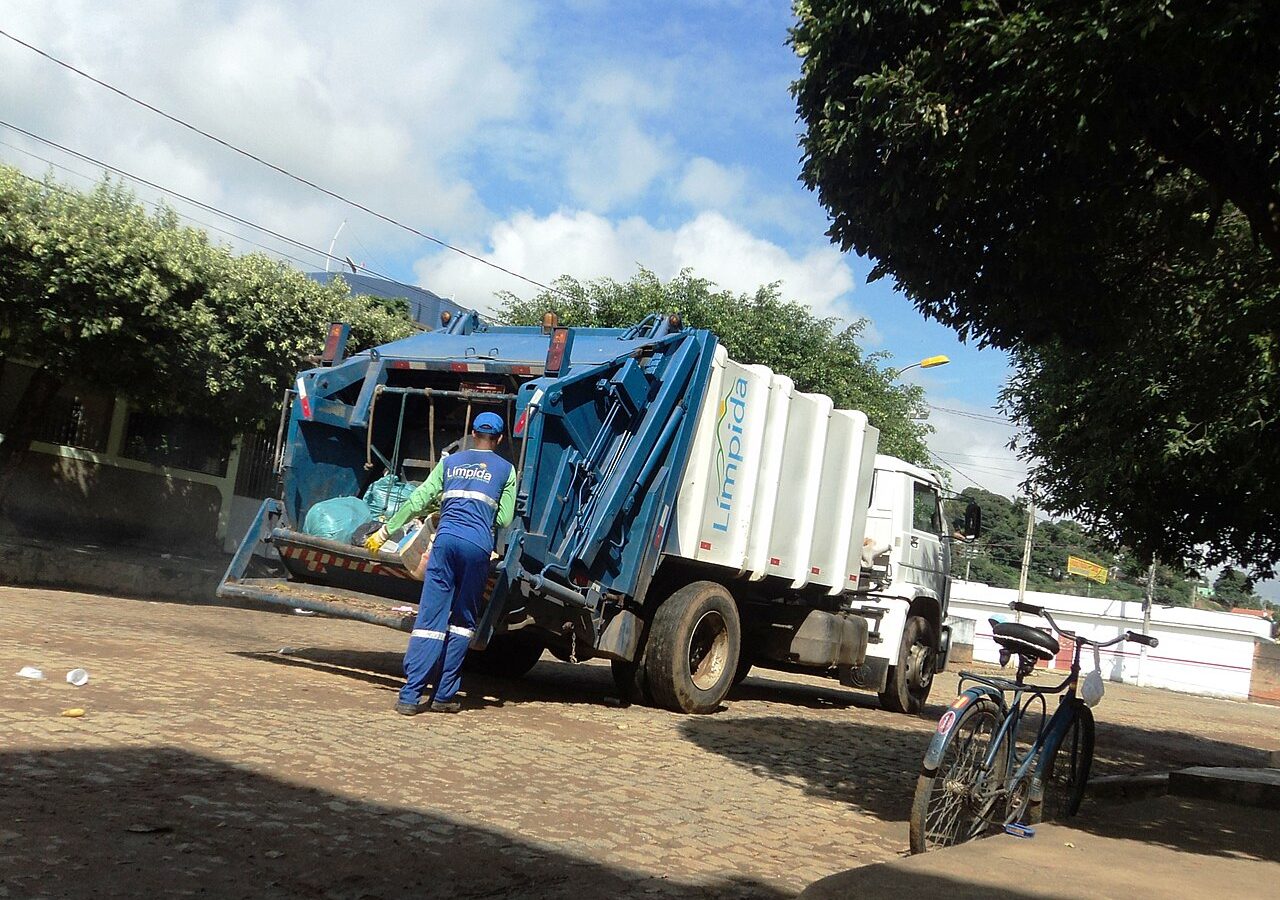 Waste collection trucks of Baixo Guandu, Espírito Santo, Brazil.