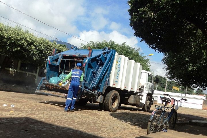 Waste collection trucks of Baixo Guandu, Espírito Santo, Brazil.