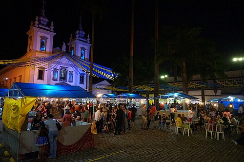 Festa junina com bandeirinhas e público à noite