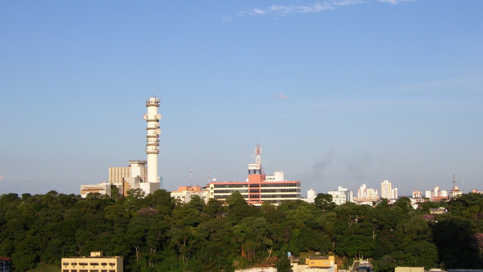 Vista panorâmica de Cuiabá sob céu limpo a partir do Morro da Luz