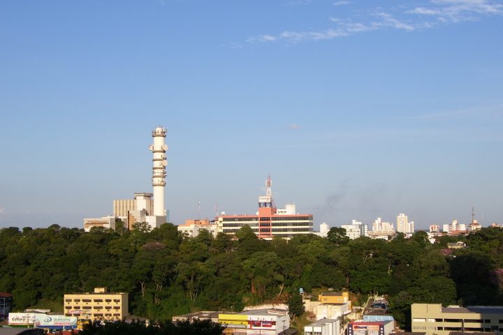 Vista panorâmica de Cuiabá sob céu limpo a partir do Morro da Luz