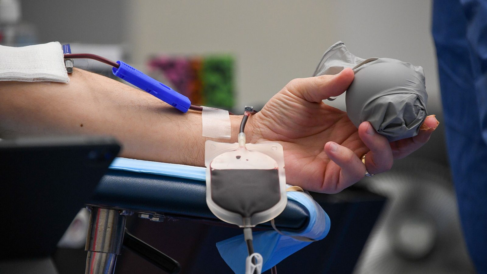 Voluntário doando sangue durante campanha de doação
