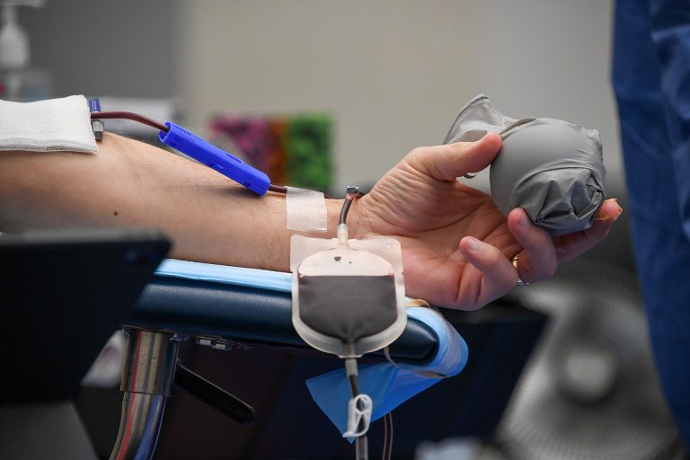 Voluntário doando sangue durante campanha de doação