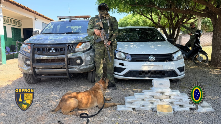 Policiais do Gefron-MT com drogas apreendidas na fronteira de Mato Grosso com a Bolívia