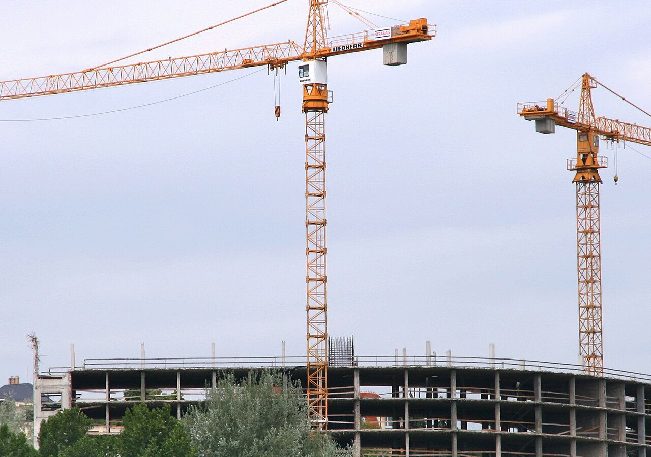Guindaste em canteiro de obras