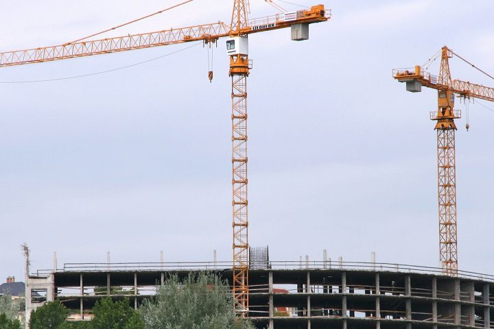 Guindaste em canteiro de obras
